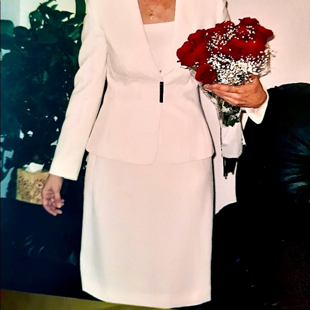 TAHARI size 8 white suit like new!